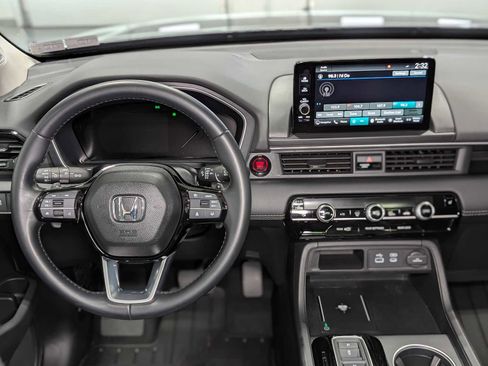 Certified 2025 Honda Pilot Touring image 5