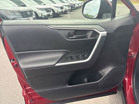 Used 2021 Toyota RAV4 LE AWD/4WD image 12