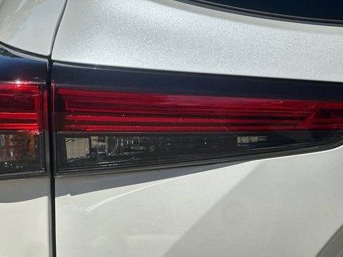Used 2021 Toyota Highlander LE AWD/4WD image 49