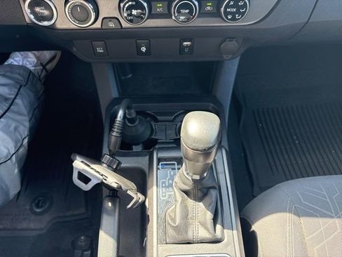 Used 2017 Toyota Tacoma TRD Off-Road w/ Tow Package (A/T) AWD/4WD image 18