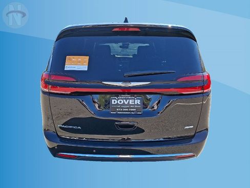 Certified 2025 Chrysler Pacifica Select AWD/4WD image 15