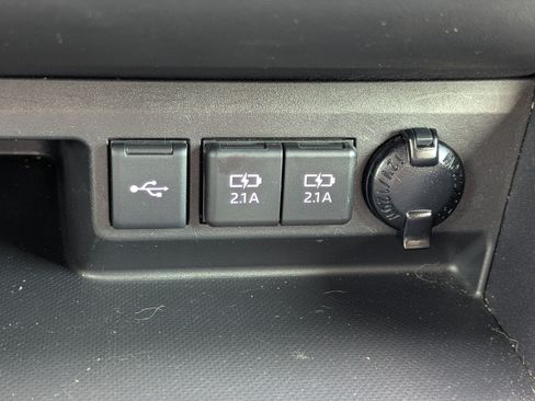 Used 2021 Toyota Highlander XLE FWD image 28