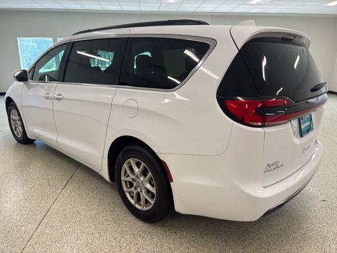 Used 2022 Chrysler Pacifica Touring-L FWD image 10