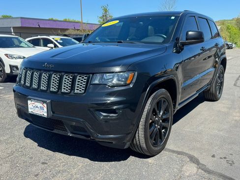 Used 2017 Jeep Grand Cherokee Altitude AWD/4WD image 1
