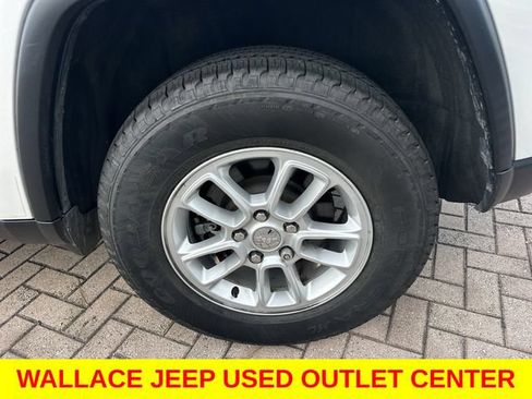 Used 2019 Jeep Grand Cherokee Laredo AWD/4WD image 13