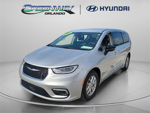 Used 2024 Chrysler Pacifica Touring-L image 2