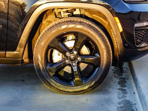 Used 2025 Jeep Grand Cherokee Limited w/ Luxury Tech Group II image 10