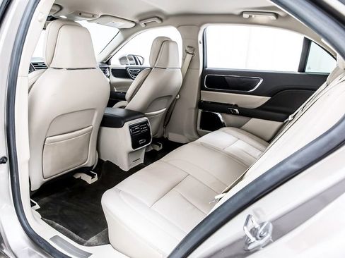 Used 2018 Lincoln Continental Select w/ Continental Climate Package FWD image 30