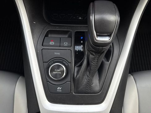 Used 2021 Toyota RAV4 XLE Premium image 17