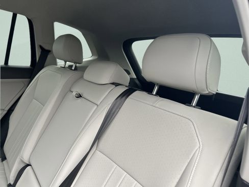 Used 2022 Volkswagen Tiguan SE image 29