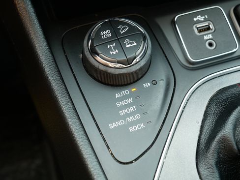 Used 2020 Jeep Cherokee Trailhawk w/ Cold Weather Group AWD/4WD image 32