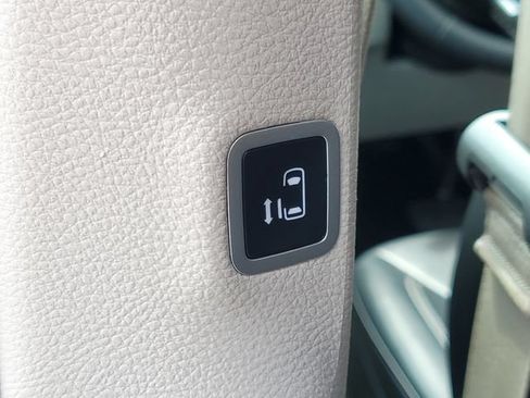 Used 2024 Chrysler Pacifica Touring-L FWD image 36