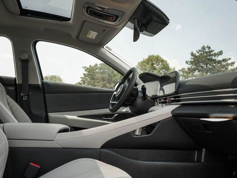 New 2026 Hyundai Elantra Limited FWD image 9
