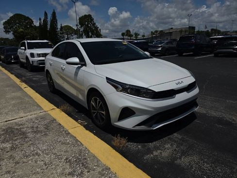 Certified 2023 Kia Forte LXS FWD image 3