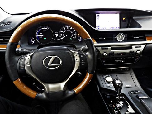 Used 2013 Lexus ES 300h image 18
