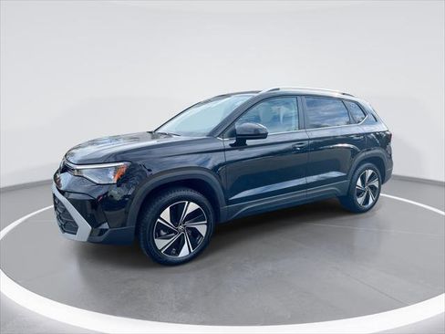 Used 2025 Volkswagen Taos SE AWD/4WD image 1