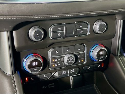 Used 2022 Chevrolet Suburban Z71 image 14