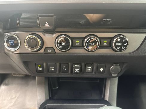 Used 2018 Toyota Tacoma TRD Off-Road w/ Technology Package AWD/4WD image 24