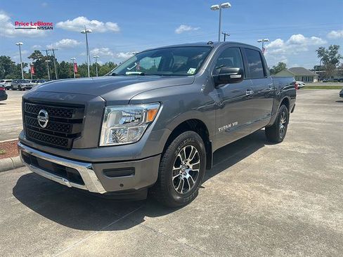 Used 2020 Nissan Titan SV w/ SV Convenience Package RWD image 3