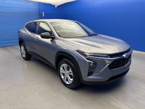 Used 2024 Chevrolet Trax LS image 2