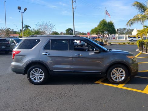 Used 2013 Ford Explorer XLT image 5