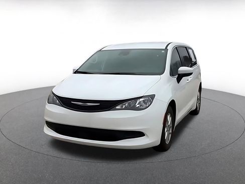 Used 2023 Chrysler Voyager LX image 7