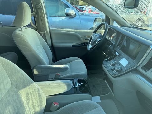 Used 2017 Toyota Sienna LE image 4