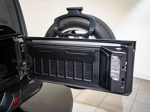 Used 2024 Jeep Wrangler Unlimited image 19