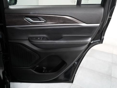 Used 2023 Jeep Grand Cherokee Limited AWD/4WD image 30
