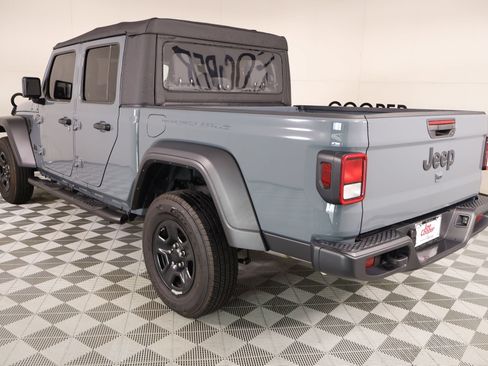 Used 2025 Jeep Gladiator Sport AWD/4WD image 21