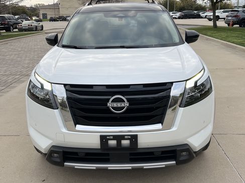 Used 2025 Nissan Pathfinder Platinum image 3