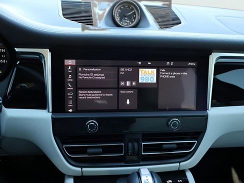 Certified 2024 Porsche Macan image 23