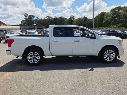 Used 2024 Nissan Titan SV w/ SV Convenience Package RWD image 12