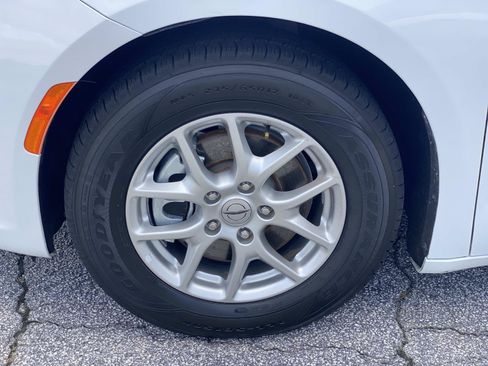Used 2023 Chrysler Pacifica Touring-L FWD image 13
