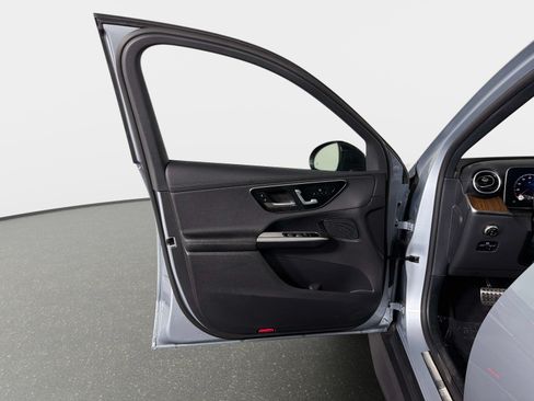 Used 2025 Mercedes-Benz GLC 300 4MATIC w/ AMG Line image 36