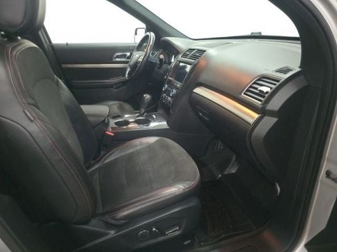 Certified 2018 Ford Explorer XLT w/ Equipment Group 202A FWD image 4