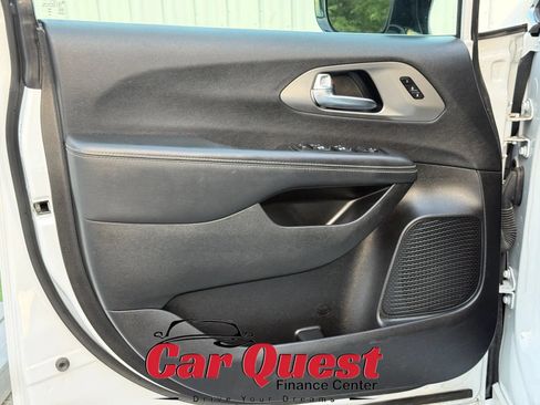 Used 2025 Chrysler Pacifica Select FWD image 11