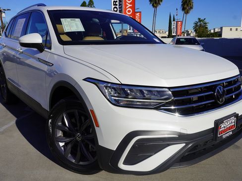 Used 2023 Volkswagen Tiguan SE image 2