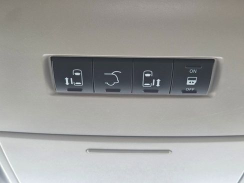 Used 2016 Chrysler Town & Country Touring image 23