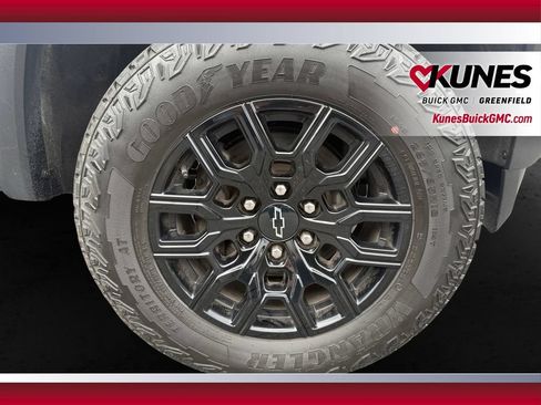 Used 2024 Chevrolet Colorado Trail Boss w/ Technology Package AWD/4WD image 13