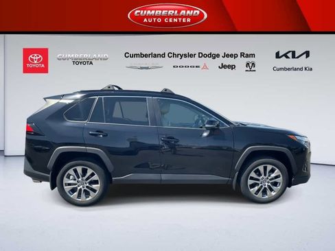 Used 2022 Toyota RAV4 XLE Premium image 9