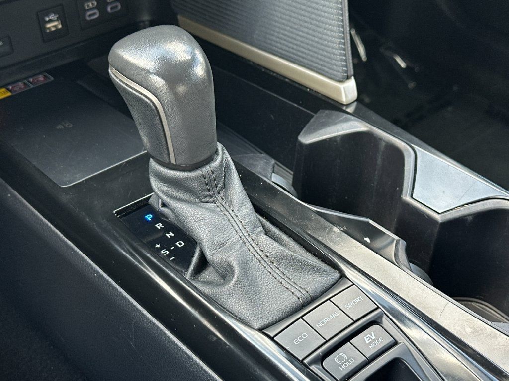 Used 2025 Toyota Camry SE FWD image 19