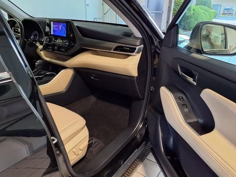 Used 2024 Toyota Highlander XLE AWD/4WD image 26