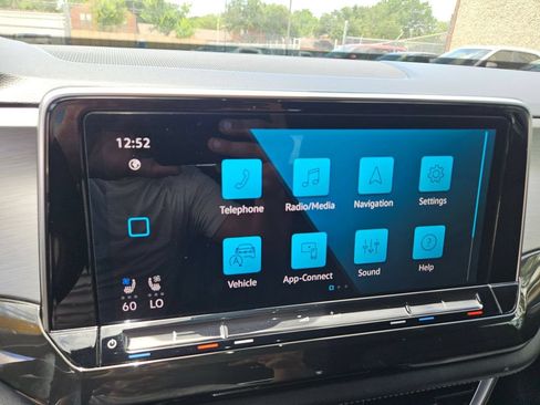 Used 2025 Volkswagen Atlas Cross Sport SE FWD image 21
