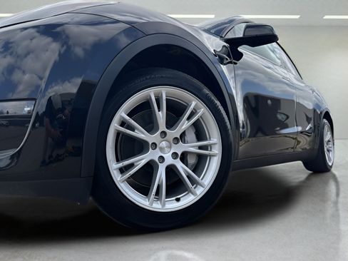 Used 2023 Tesla Model Y 2WD image 9