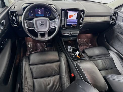 Used 2023 Volvo XC40 B5 Plus image 17
