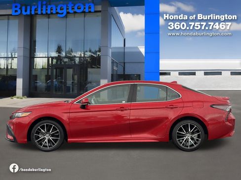 Used 2024 Toyota Camry SE image 3