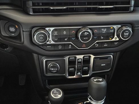 New 2026 Jeep Wrangler Unlimited Sahara AWD/4WD image 19