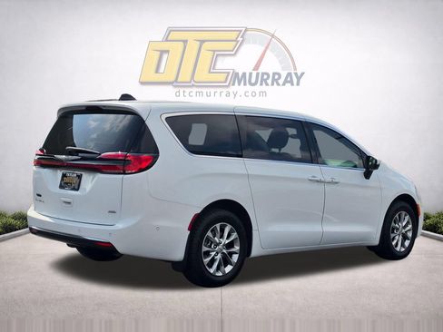 Used 2023 Chrysler Pacifica Touring-L AWD/4WD image 5