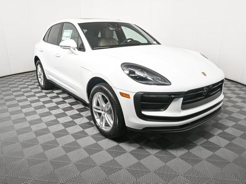 Certified 2025 Porsche Macan image 26